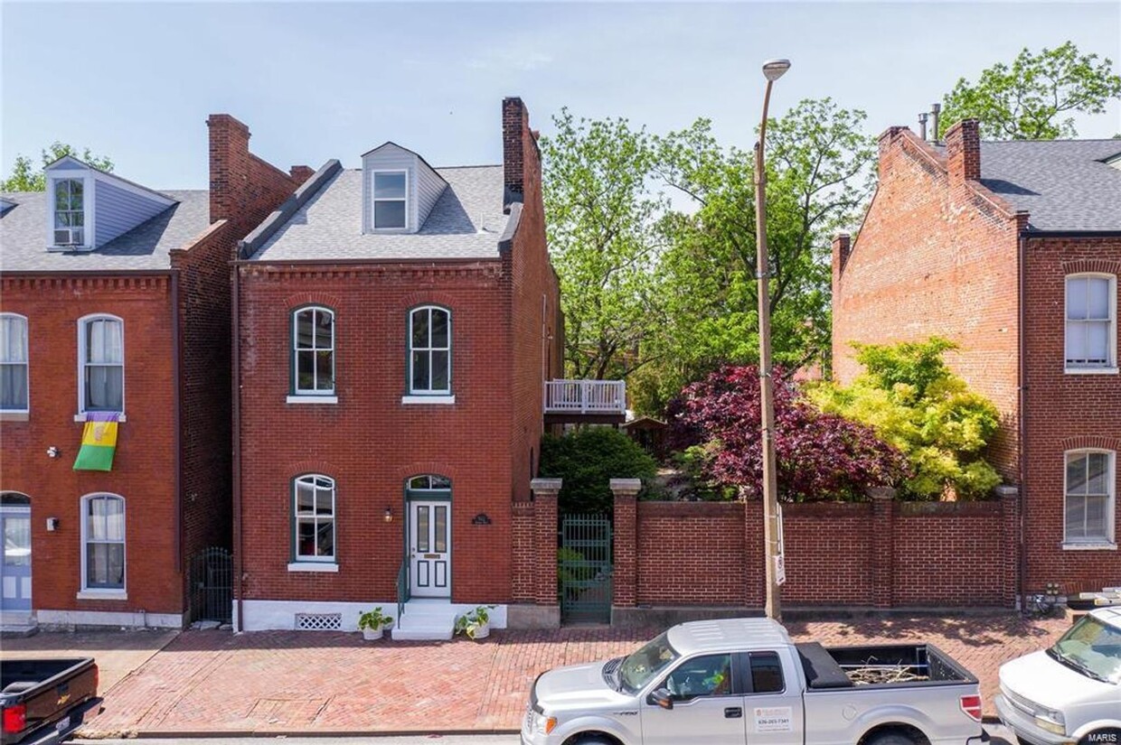 Foto principal - Lease this 2.5 story home in Historic Soulard