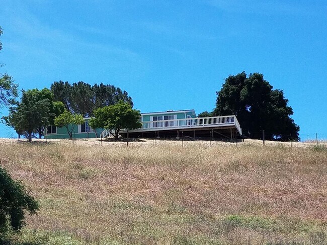 Foto del edificio - Country Living Meets Livestock-Friendly Co...