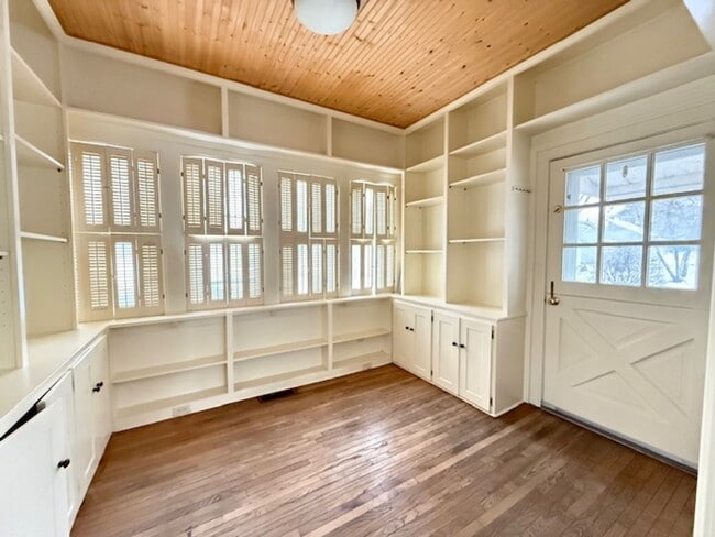 Building Photo - ASHLAND - Charming + Spacious 3 Bedroom, 1/2 Bath Home