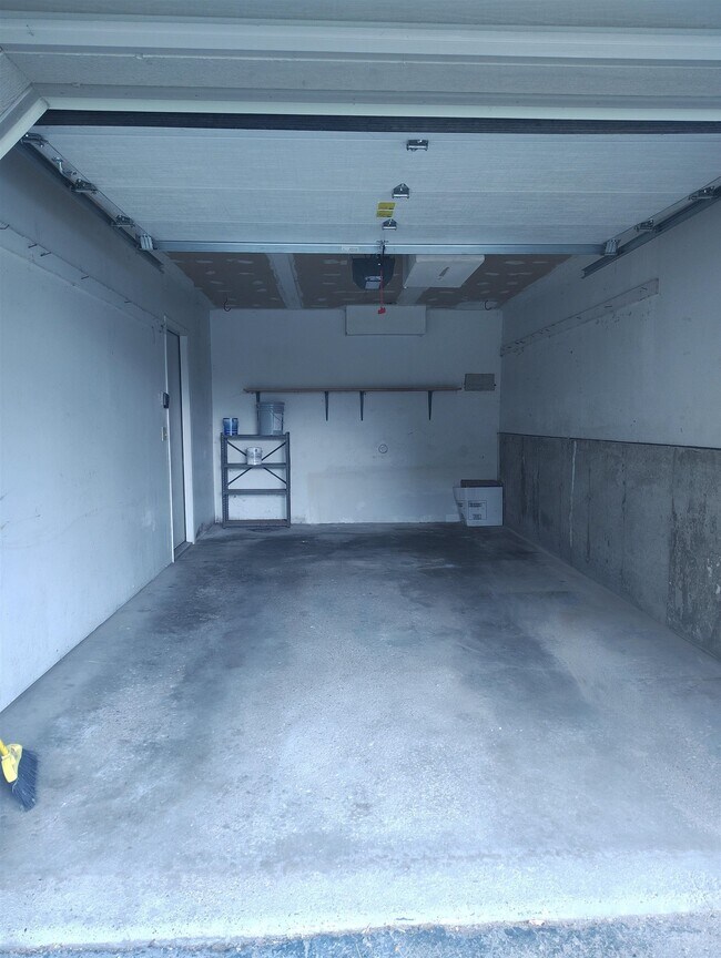 Building Photo - 701 Iroquois Ct