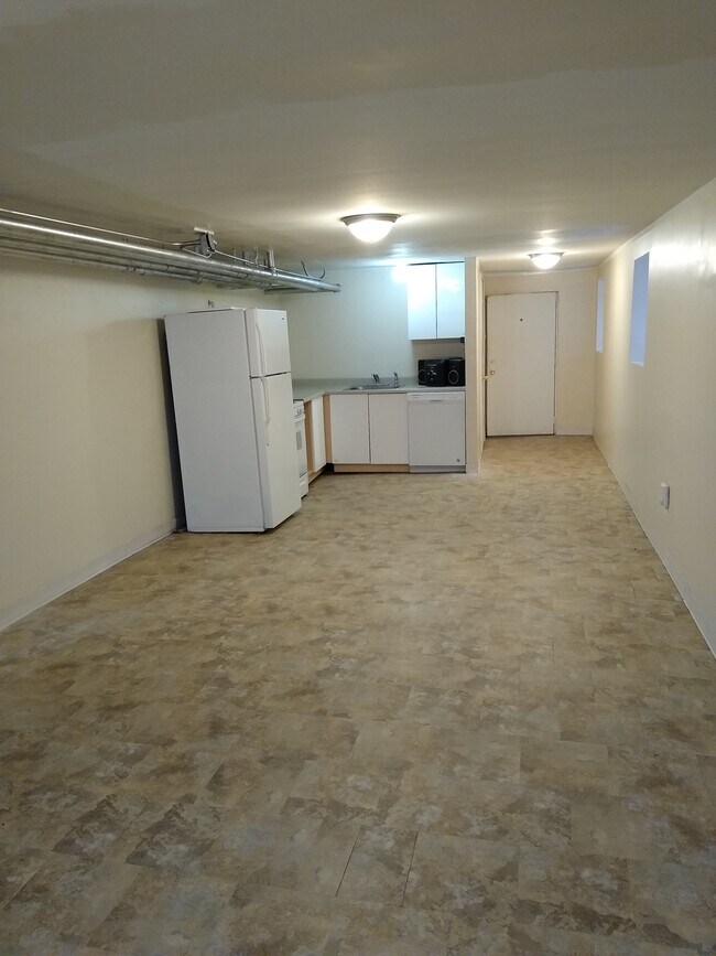 Building Photo - 1137 S Mason Ave