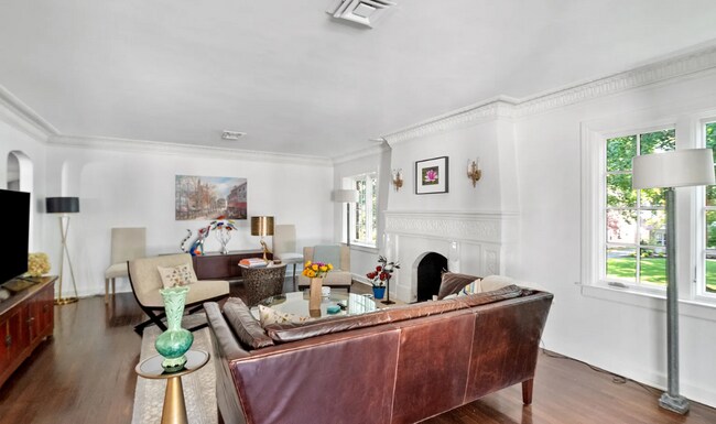 Building Photo - 1220 W 62nd St