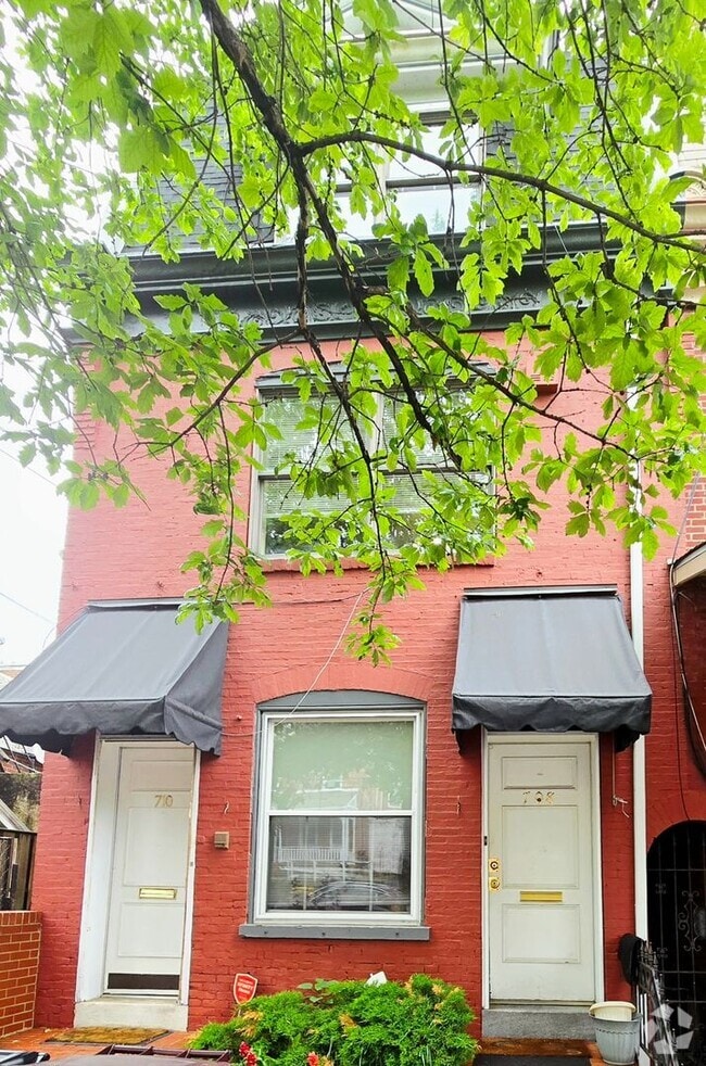 Building Photo - 708 N Van Buren St