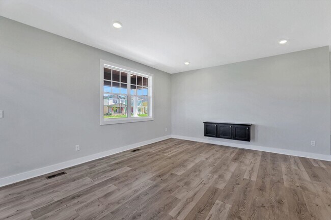 Foto del edificio - Spacious 3-Bed Home in Maize Schools – Roo...