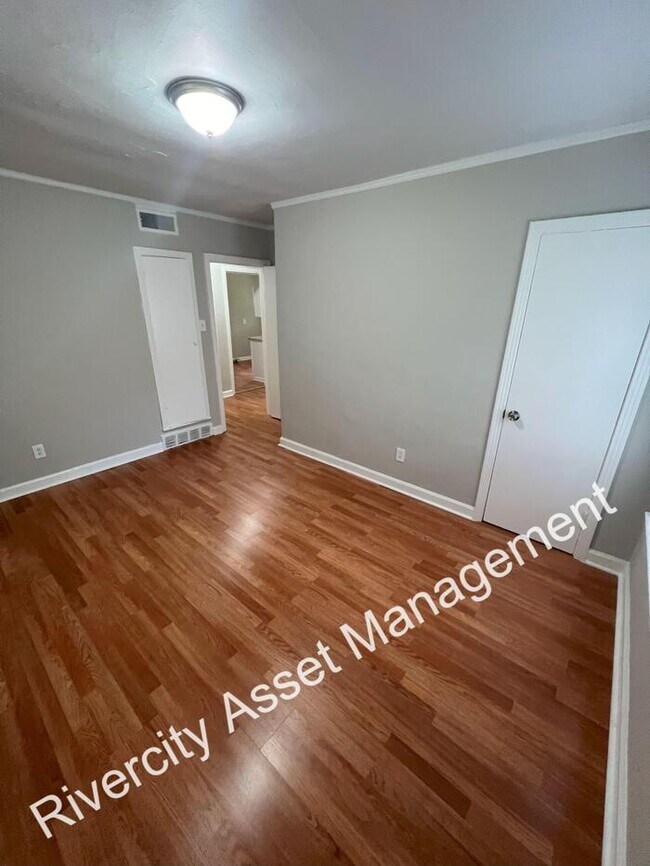 Building Photo - MOVE IN SPECIAL!!!!!!