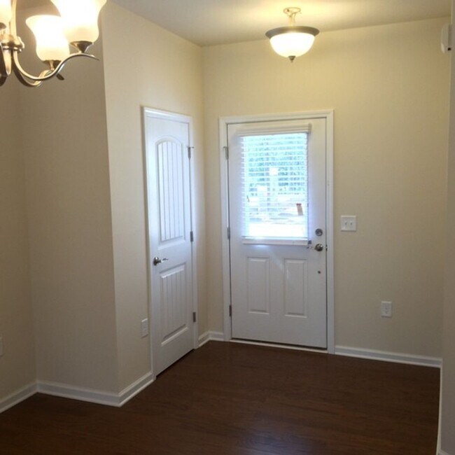 Foto del edificio - 111 Tuftin Dr