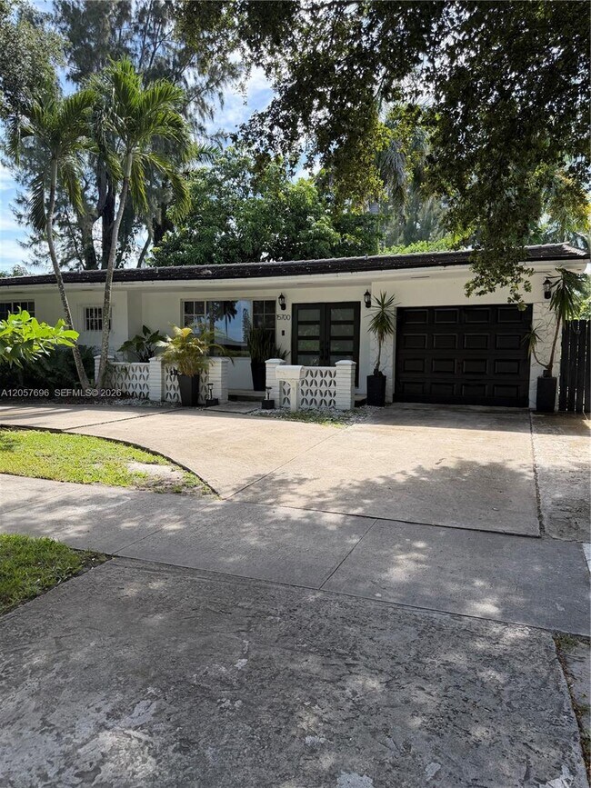 Foto del edificio - 15700 N Miami Ave