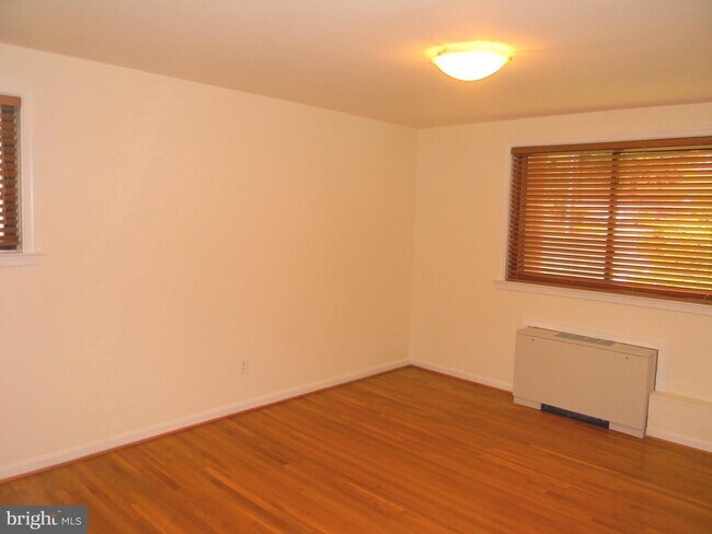 Foto del edificio - Stylish Glover Park condo in a Lovely Reno...