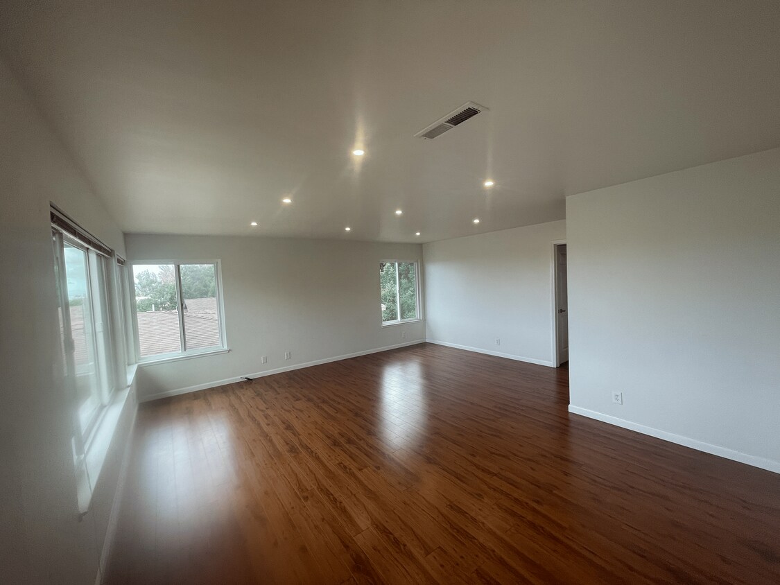 Foto principal - 8079 Greenridge Dr