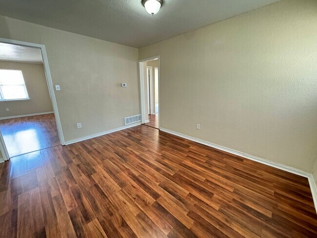 Building Photo - 360 Virtual Tour Available