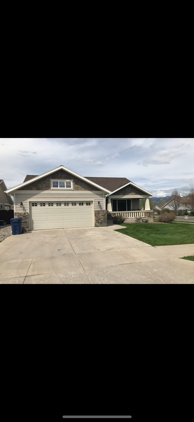 Building Photo - 2703 Daisy Dr