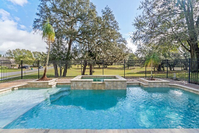 Foto del edificio - HUNTINGTON POINTE - 4 bd • 2.5 ba • 2,142 ft² (Lake Mary)