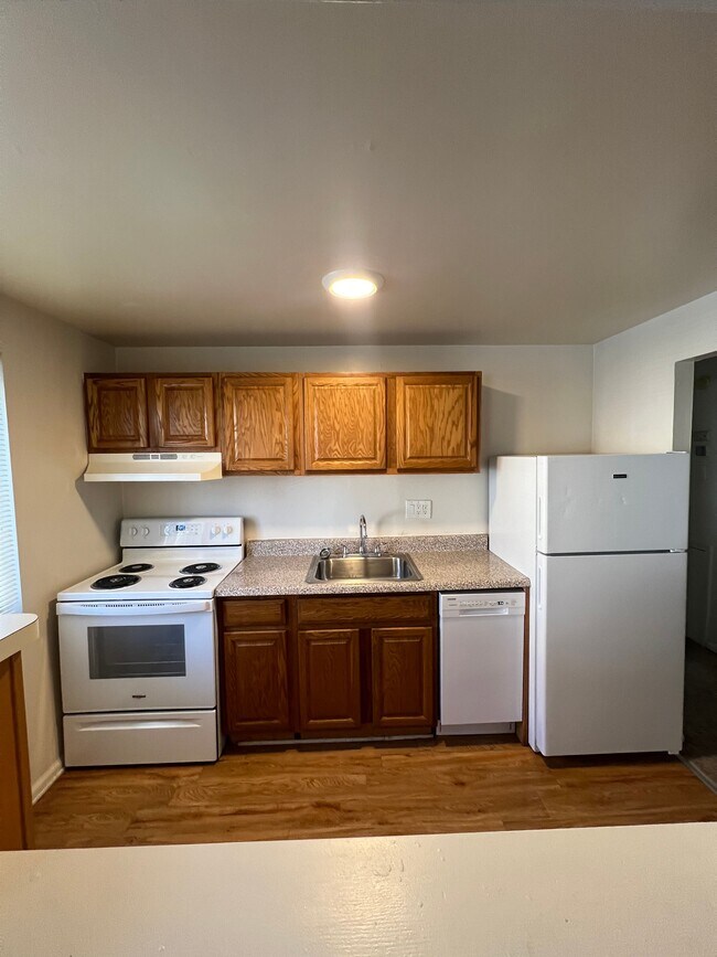 Cocina, segunda vista - Arrowhead Court Apartments