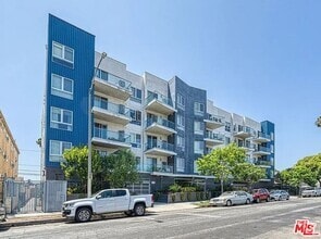 Building Photo - 105 S Mariposa Ave