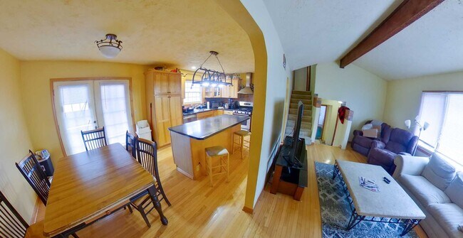 Foto del edificio - 3D Tour Available - Huge House + 2-Car Gar...