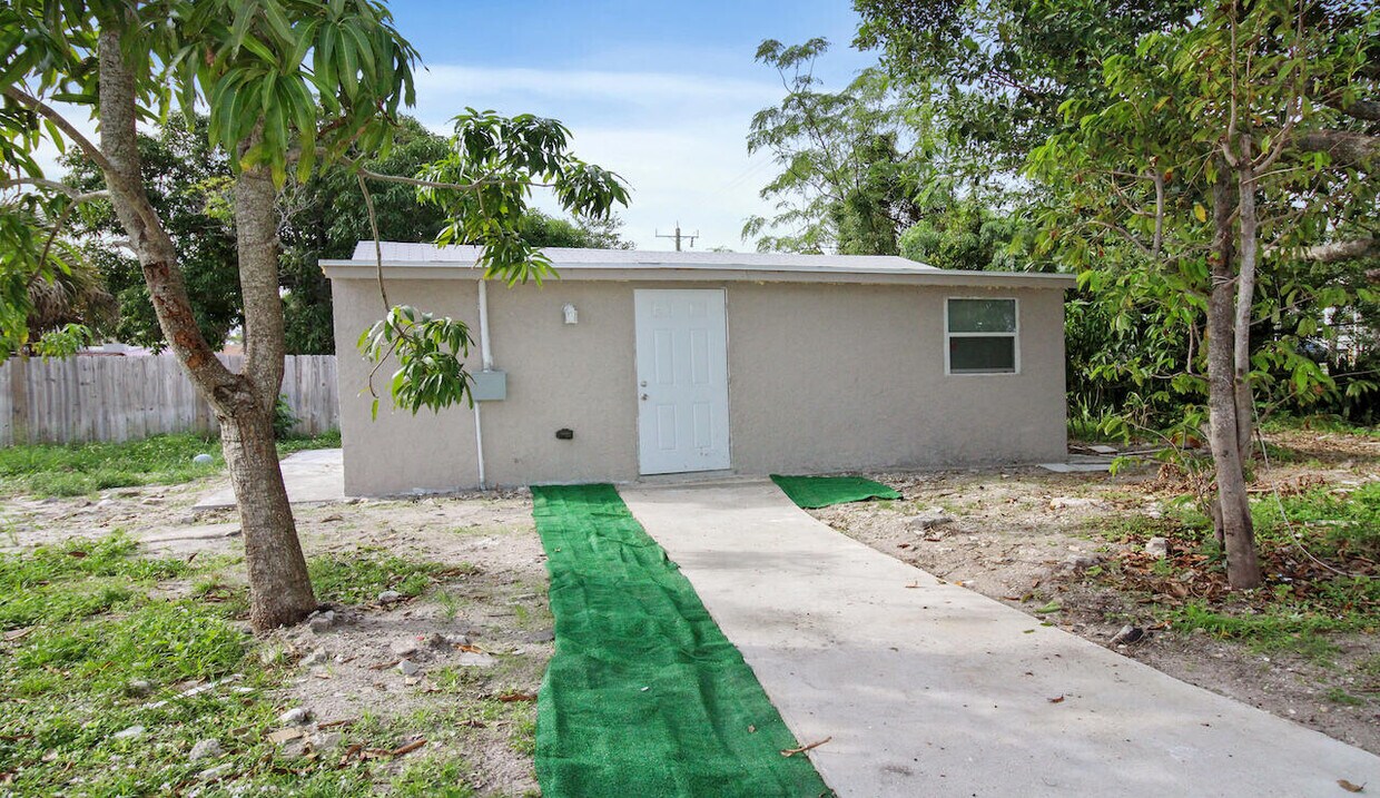 947 39th Ct Unit Cottage, West Palm Beach, FL 33407 Room for Rent in