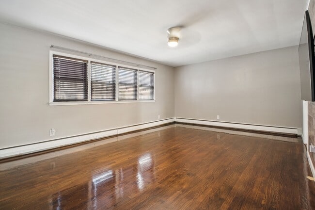 Building Photo - 862 Dewey St