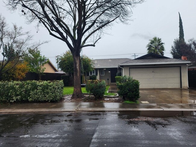 Building Photo - 917 Huntington Dr