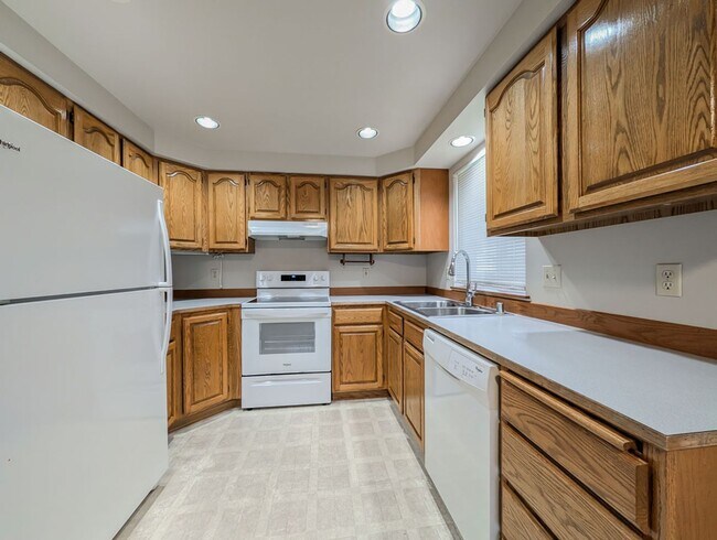 Foto del edificio - 3 bed, 2 bath Ramber with 2 Car Garage & Fenced yard!