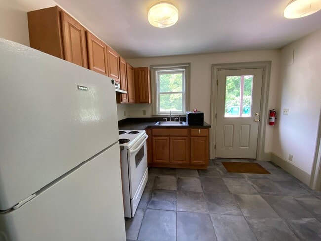 Building Photo - University Student Rental available for th...