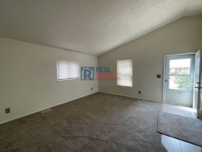 Foto del edificio - 4945 Marabou Way