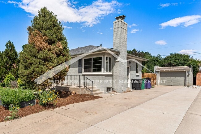 Building Photo - Breathtaking 4 Bedroom Hilltop Home!