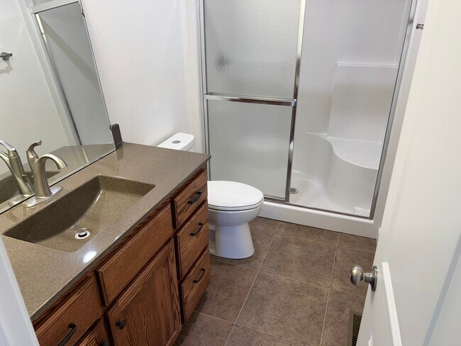 Baño - 1310 S Nelson Ct