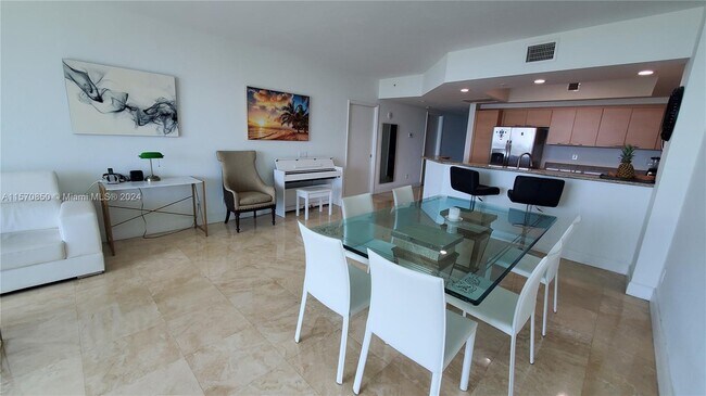 Foto del edificio - 14951 Royal Oaks Ln