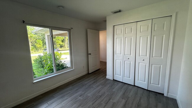 Building Photo - Newer 3 Bed 2 Bath 1 Car Garage Duplex Ava...