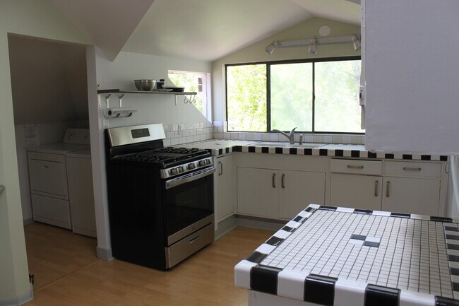 Nice sunny kitchen - 851 E 3rd Ave