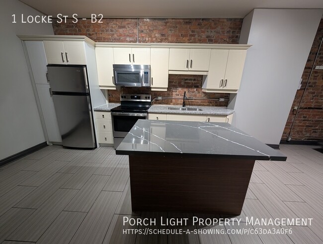 Photo du bâtiment - Gorgeous 4 Bedroom Industrial Style Apartm...