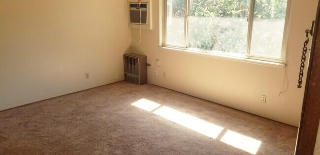 Building Photo - 1553 Riverside Dr