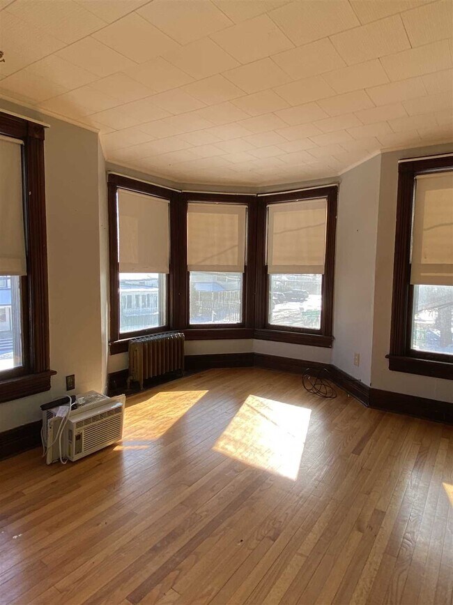 Building Photo - 115 Vineyard Ave