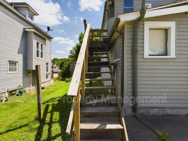 Building Photo - 493 Gage St