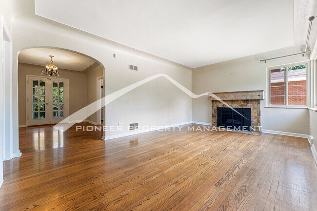 Foto del edificio - Breathtaking 4 Bedroom Hilltop Home!