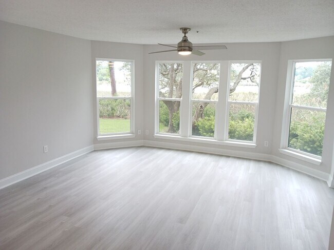 Building Photo - Waterfront 2 Bedroom, 2 Bath, 1st Floor Co...