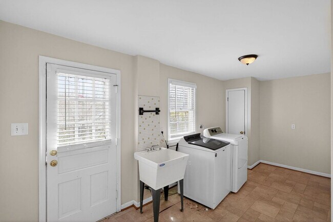 Foto del edificio - 12203 Westview Dr