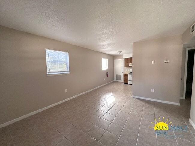 Building Photo - Quaint 2 Bedroom Upstairs Unit in Fort Walton Beach!