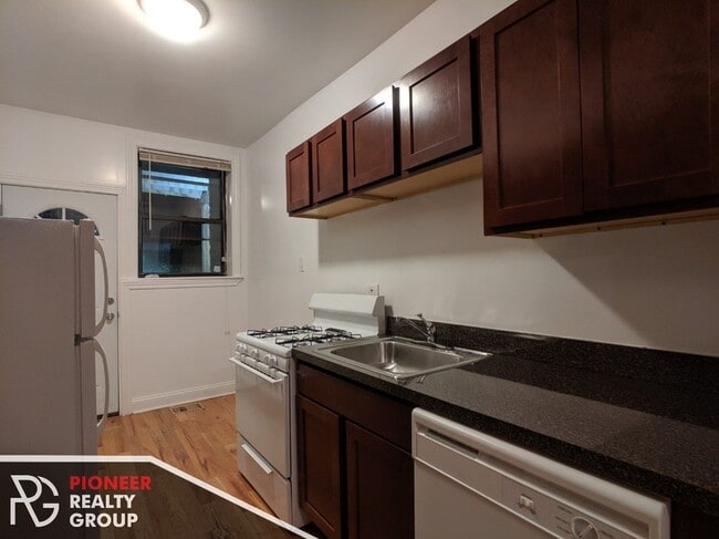 Building Photo - 824 W Waveland