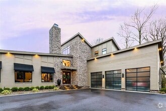 Building Photo - 5 Parish Dr