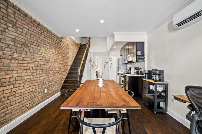 Building Photo - 323 E 78th St