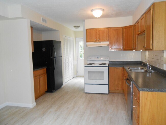 Building Photo - 731 S Park Square Dr