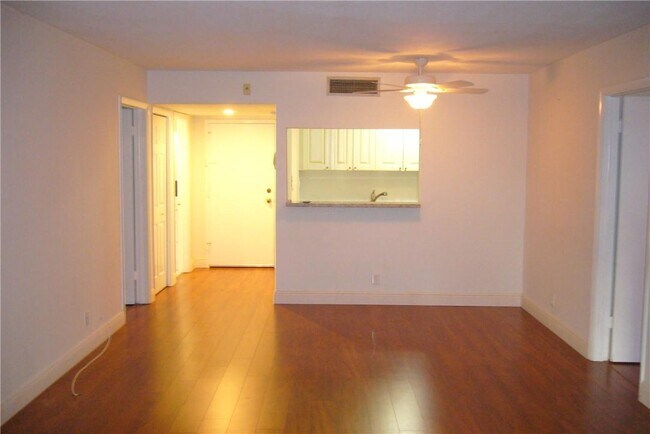 Building Photo - 200 Lakeview Dr