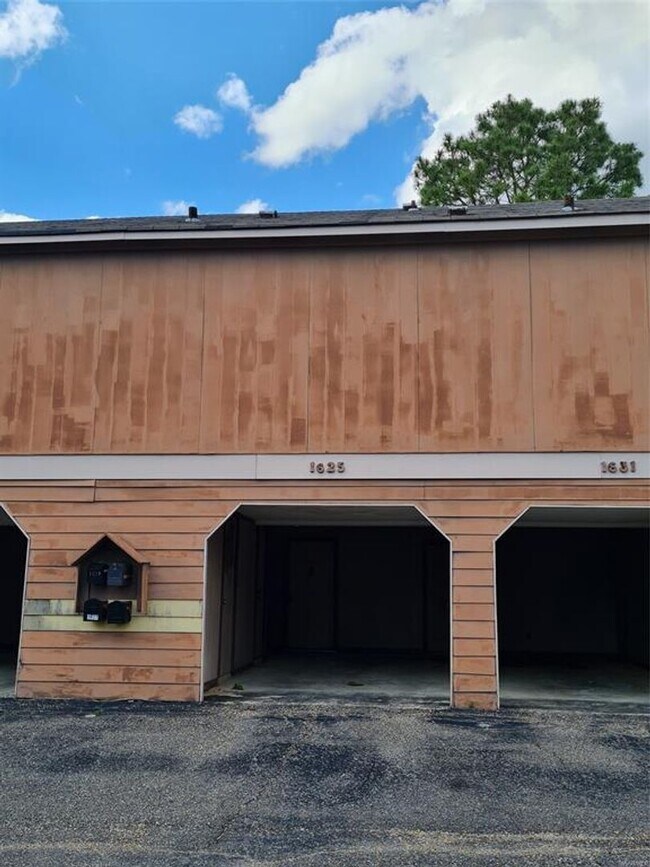 Foto del edificio - Condo for Rent off Carmichael Road