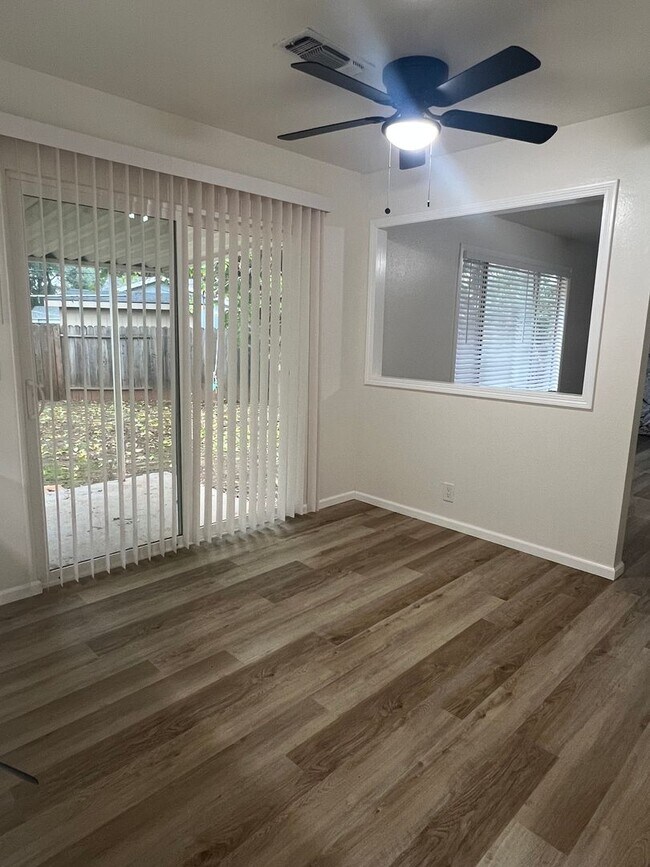 Foto del edificio - ALL NEW...Flooring/Fixtures/Paint...MUST SEE!