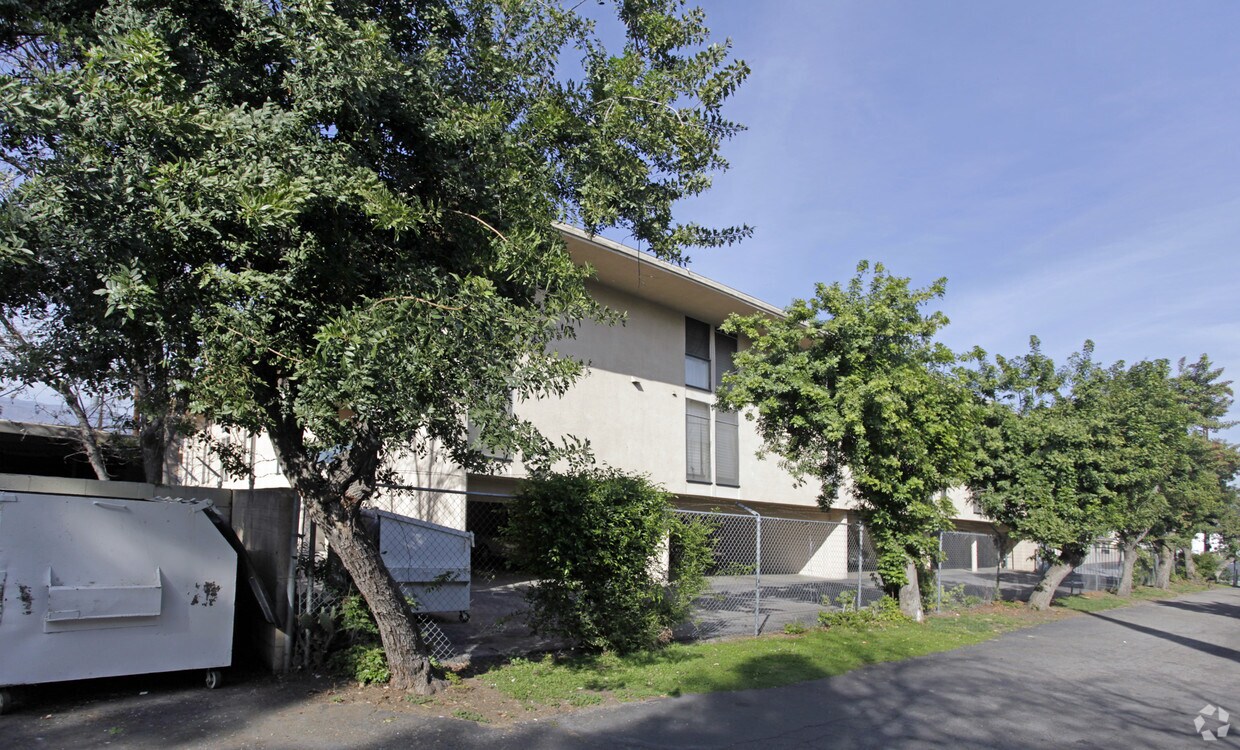 Building Photo - Oakwood Park Highland