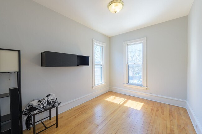 Foto del edificio - For Lease! Spacious 2 BD Home, Top 2 floor...