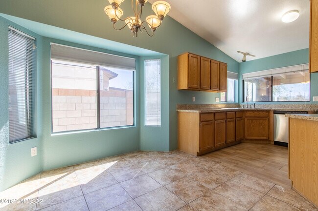 Building Photo - 5961 N Edenbrook Ln