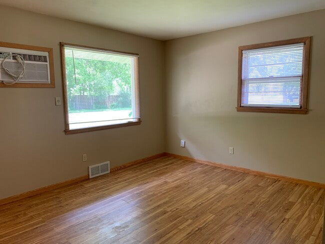 Building Photo - 737 Forest Hills Dr SW