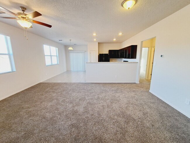 Foto del edificio - 4 bed 2 bath Energy Efficient Home! MOVE I...